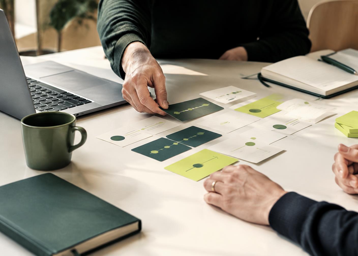 Projekt-Roadmap auf einem Arbeitstisch